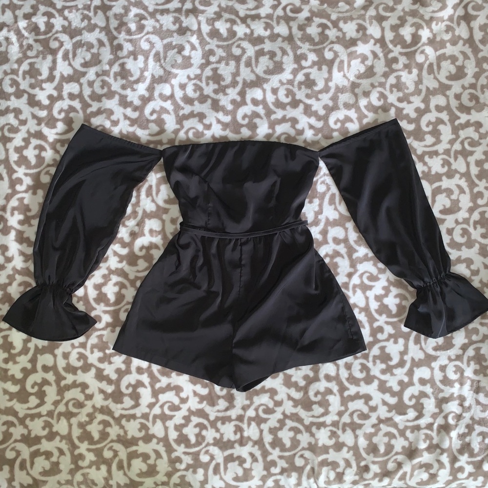 🕷🖤 F21 Black Off Shoulder Romper 🖤🕷